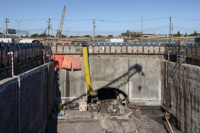 Station Anjou - Excavation du tunnel sous l'autoroute 25
